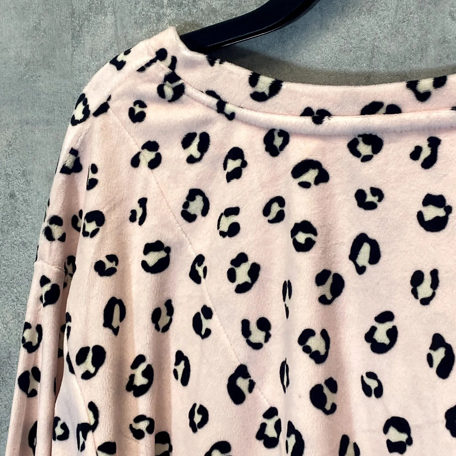 KENSIE Women's Pink Animal Print Long Sleeve V-Neck Fleece Pullover Pajama Top SZ L